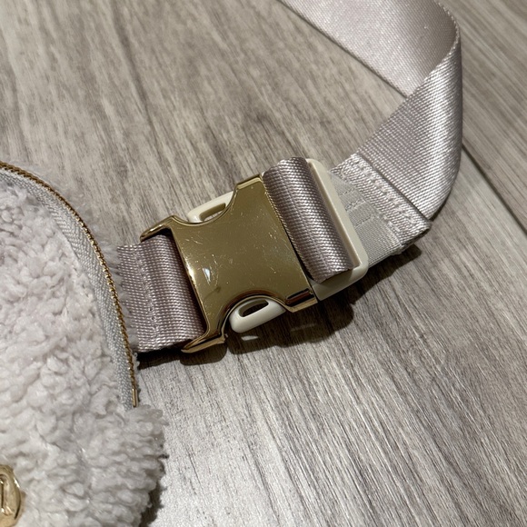 Lululemon Ivory Sherpa Belt Bag with Gold Accents - Picture 3 of 7